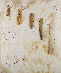 2018, 50x60 cm, Acryl+Wandfarbe+Fliederbeersaft+Waschpulver+Steinchen+Treibholz auf Leinwand