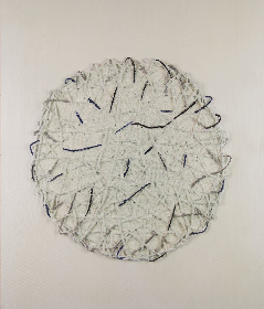 VerschlungenRund, 2018, 50x60, Acryl+Wandfarbe+Sand+Platzset plastik auf Leinwand