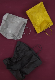 Konsum, 2018, 70x100 cm, Acryl+Wandfarbe+Papiertüten auf Leinwand