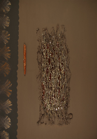 2018, Acryl+Wandfarbe+Pappe+Lametta+Treibholz auf Leinwand